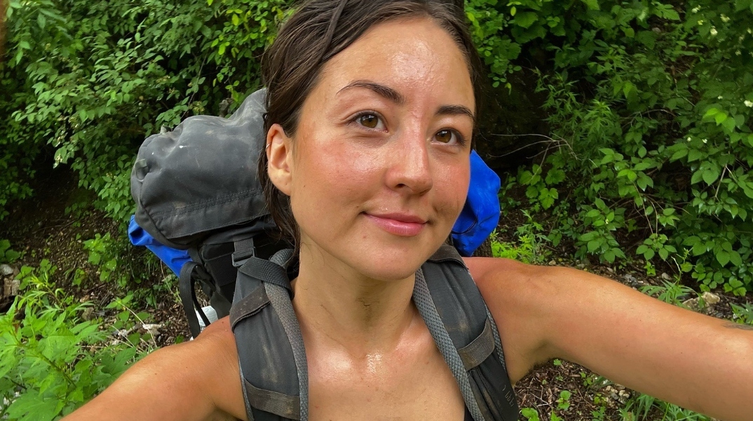 Η νεαρή solo traveller Κόρτνι Άλαν 