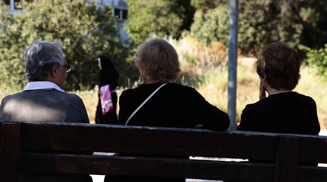 Γυναίκες καθισμένες σε παγκάκι