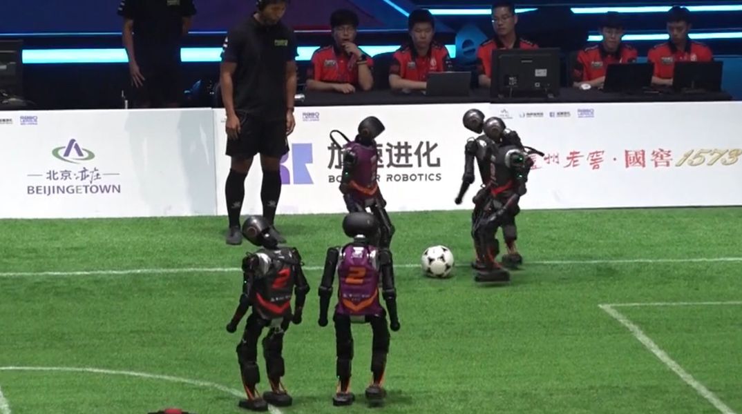 Στην Κίνα διεξήχθη ο πρώτος αγώνας ποδοσφαίρου με ομάδες ρομπότ - Τα ανθρωποειδή πάλευαν να σταθούν όρθια και να κλοτσήσουν την μπάλα.
