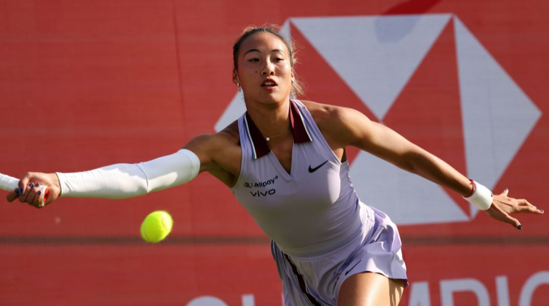 Αποκλείστηκε στον πρώτο γύρο του Γουίμπλεντον η Ολυμπιονίκης Ζενγκ από την Κατερίνα Σινιάκοβα - Επόμενη αντίπαλος της Τσέχας η Ναόμι Οσάκα.