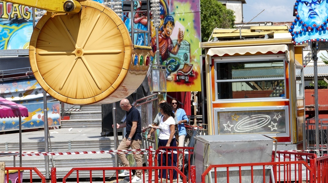 Στιγμιότυπο από το λούνα παρκ στον Αλμυρό μετά το δυστύχημα με θύμα την 14χρονη