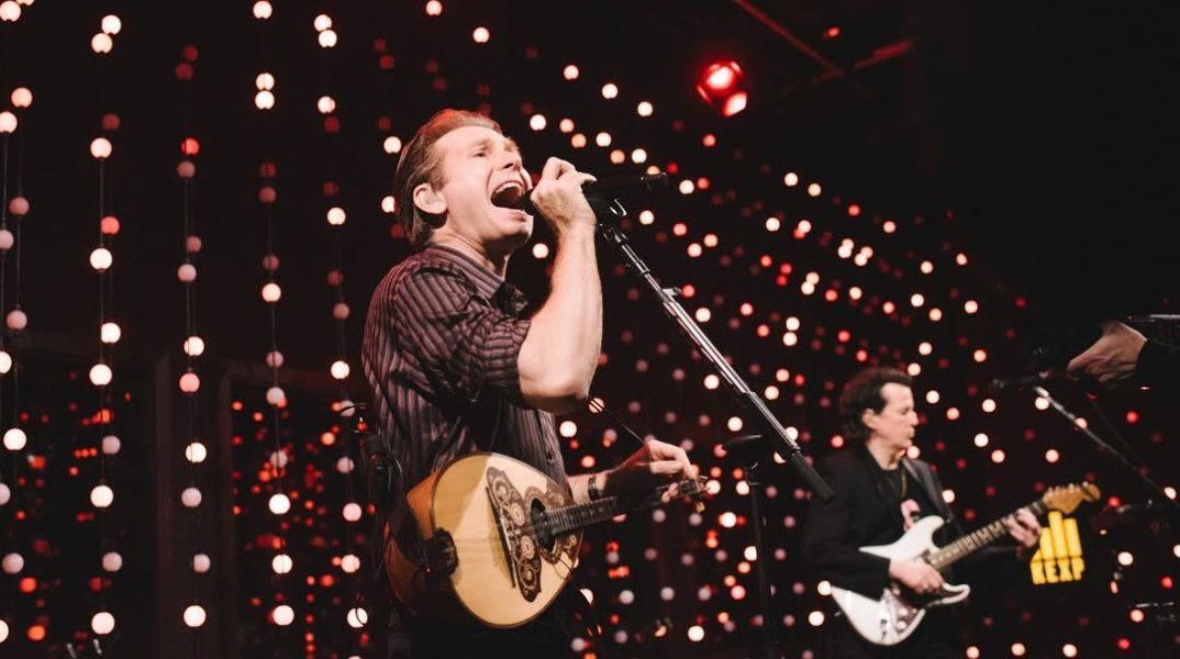 Οι Franz Ferdinand εντυπωσίασαν στο φεστιβάλ Glastonbury παίζοντας μπουζούκι και τραγουδώντας για την Αθήνα - Τον Σεπτέμβριο έρχονται στον Λυκαβηττό.