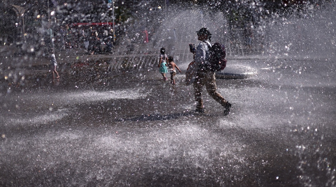 Λίγες στιγμές δροσιάς αναζητούν οι πολίτες στην Ευρώπη εν μέσω κύματος καύσωνα