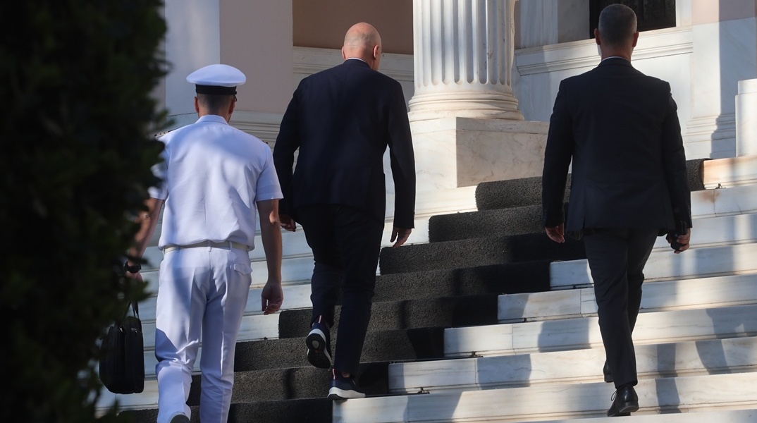 Συμμετέχοντες στη συνεδρίαση του ΚΥΣΕΑ προσέρχονται στο Μέγαρο Μαξίμου