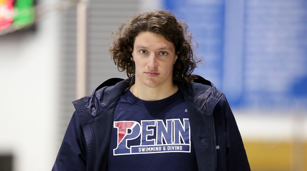 ΗΠΑ: Η Λία Τόμας χάνει τα ρεκόρ και τα μετάλλιά της στην κολύμβηση, μετά από εκτελεστική εντολή του Τραμπ για περιορισμό των διεμφυλικών αθλητριών.