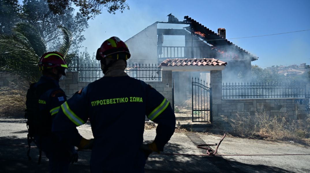 Σε ύφεση η πυρκαγιά στο Κορωπί - Παραμένουν επίγειες και εναέριες δυνάμεις - Ζημιές σε σπίτια, εκκενώθηκαν οικισμοί, 8 απεγκλωβισμοί