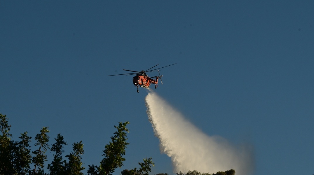Εναέρια μέσα επιχειρούν για την κατάσβεση φωτιάς