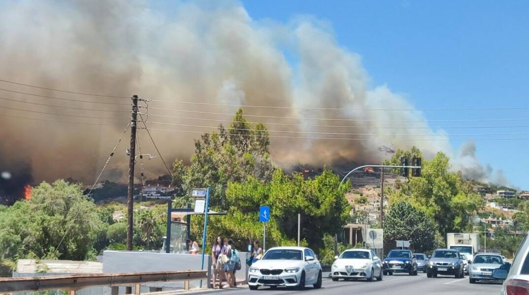 Φωτιά τώρα στο Κορωπί: Στις αυλές σπιτιών οι φλόγες - Νέο μήνυμα από το 112