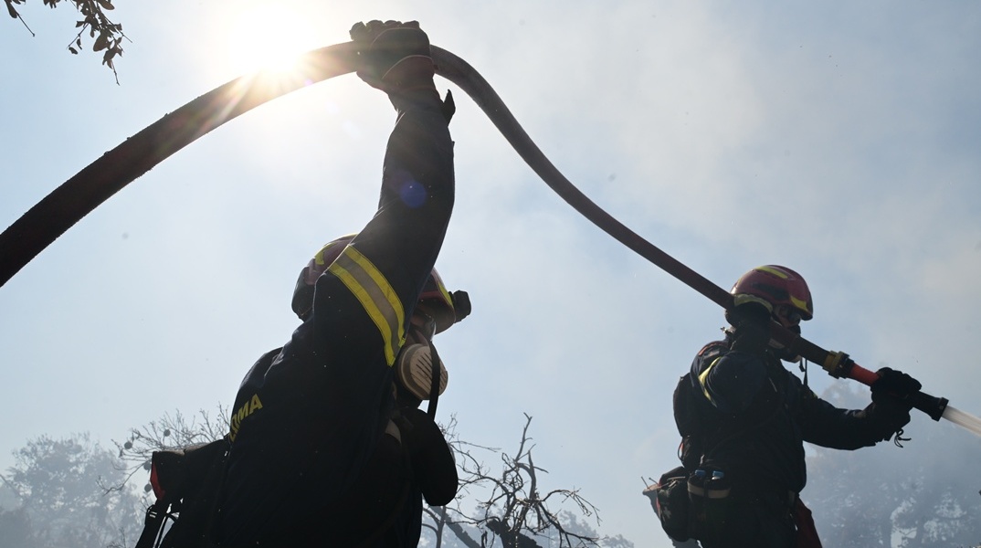 Πυροσβέστες με τη μάνικα ανά χείρας για την κατάσβεση φωτιάς