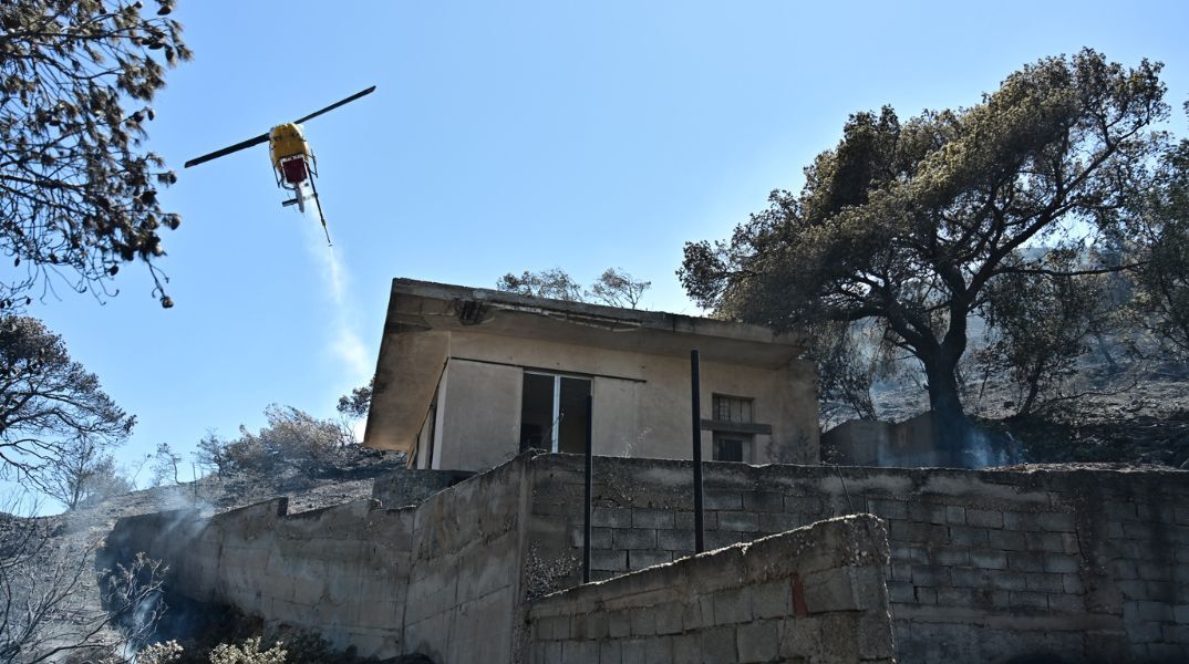 Φωτιά στο Κορωπί: Εικόνες καταστροφής με τις φλόγες να εισβάλλουν σε κατοικημένες περιοχές - Ισχυρές επίγειες και εναέριες δυνάμεις.