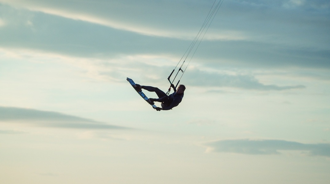 Άτομο κάνει kitesurf