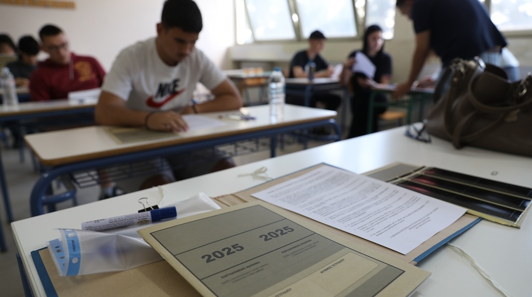 Στιγμιότυπο από εξεταστικό κέντρο των Πανελληνίων 2025