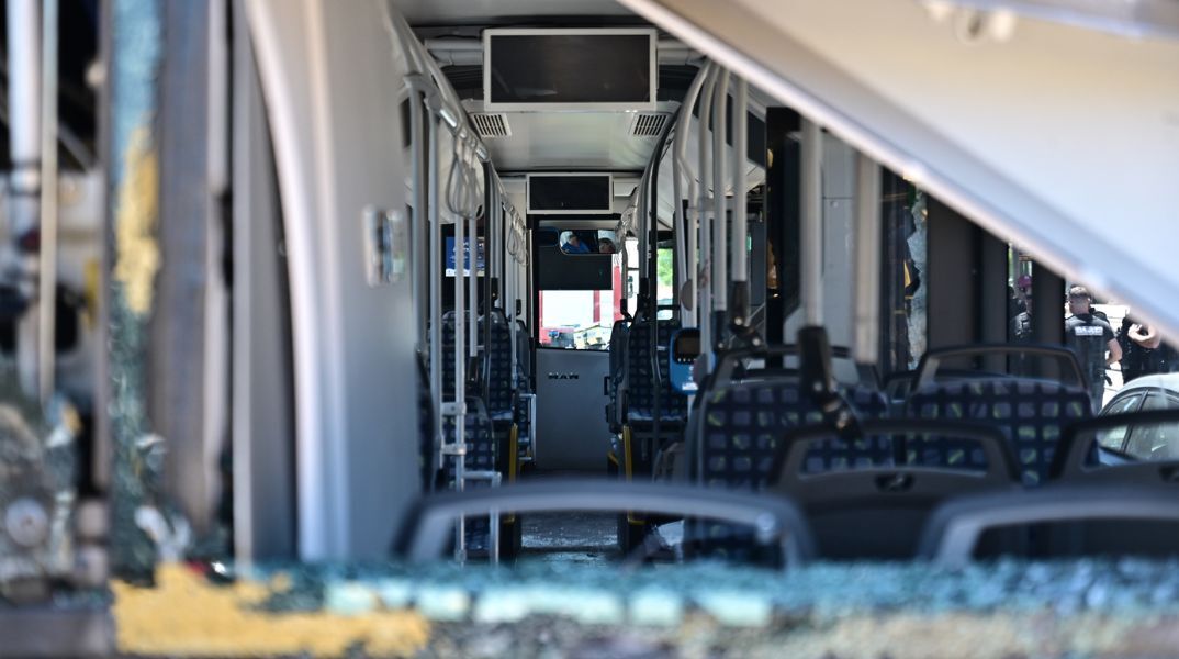 47 τραυματίες μετά από σύγκρουση δύο λεωφορείων στη Βούλα - Στο χειρουργείο 47χρονη - Εκτός κινδύνου παιδιά και ενήλικες.