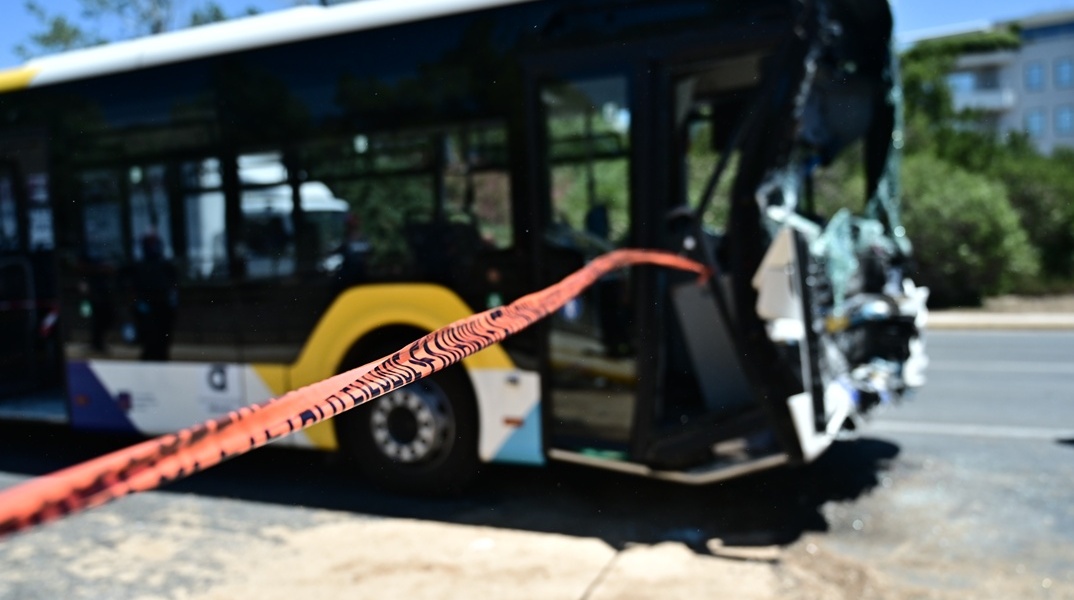 Το δεύτερο λεωφορείο που έπεσε πάνω στο προπορευόμενο στη Βούλα