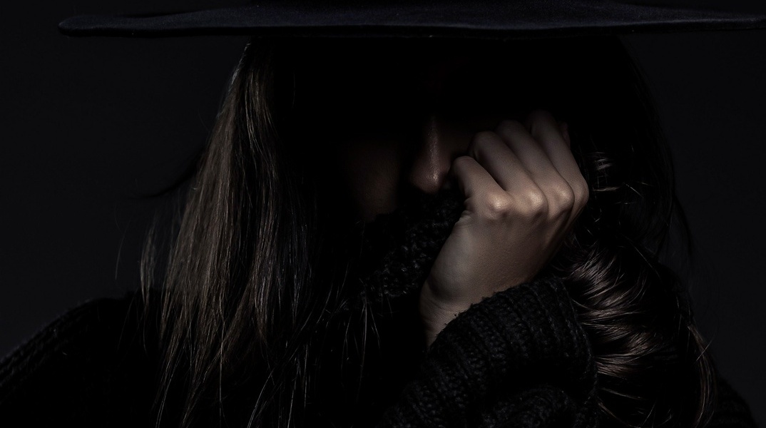 Γυναίκα στη σκιά