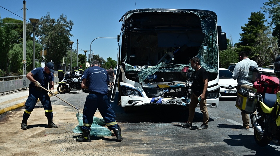 Το ένα από τα δύο λεωφορεία μετά τη σύγκρουση στη Βούλα 