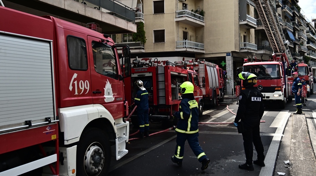 Όχημα της Πυροσβεστικής για τη φωτιά στα Εξάρχεια