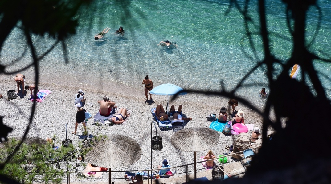 Λουόμενοι σε παραλία εν μέσω καύσωνα