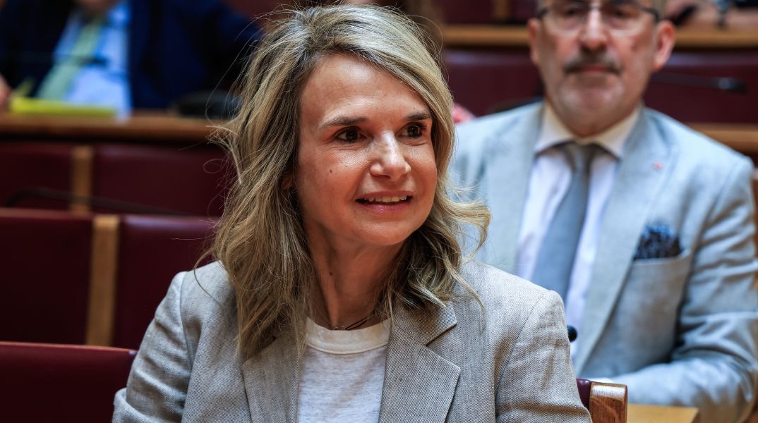 Η Μιλένα Αποστολάκη στην Προανακριτική Επιτροπή για τα Τέμπη κατήγγειλε μεθοδεύσεις για την προστασία του πρώην υπουργού Κώστα Καραμανλή