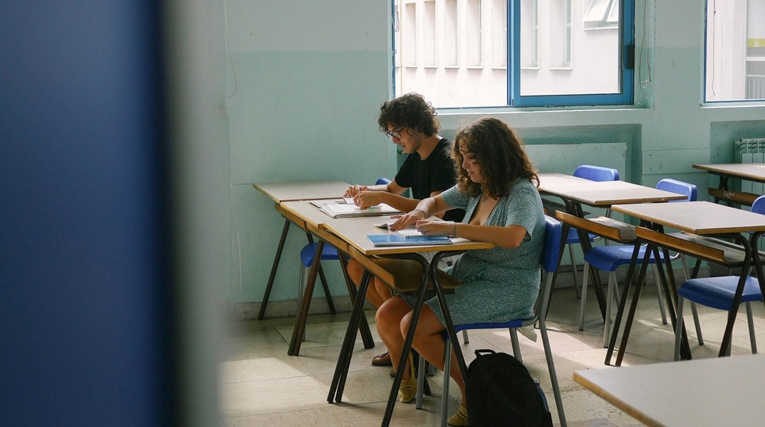 Δύο σπουδαστές στα θρανία τους