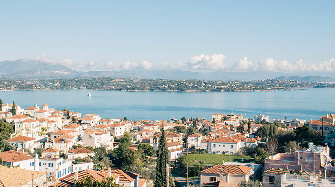 Σπέτσες: Τι να δεις, πού να κολυμπήσεις, πού να μείνεις και πού να φας το καλοκαίρι του 2025
