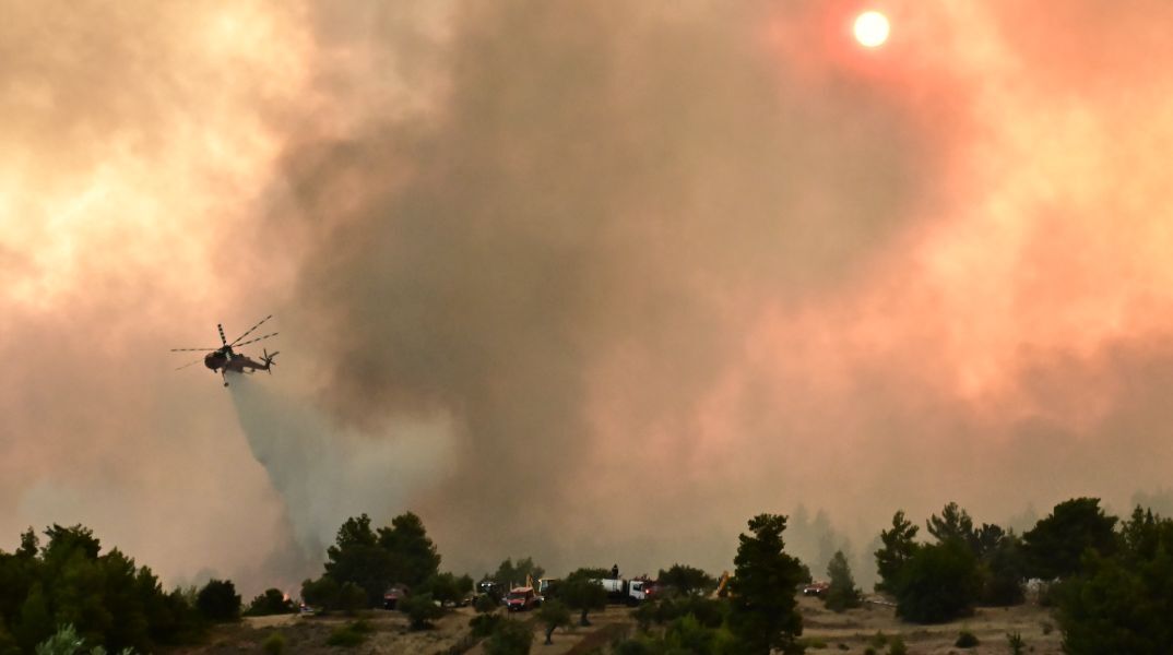 Φωτιά στον Ωρωπό: Απομακρύνθηκαν οι κάτοικοι από τον Ασπροχώρι, κοντά στον οικισμό οι φλόγες