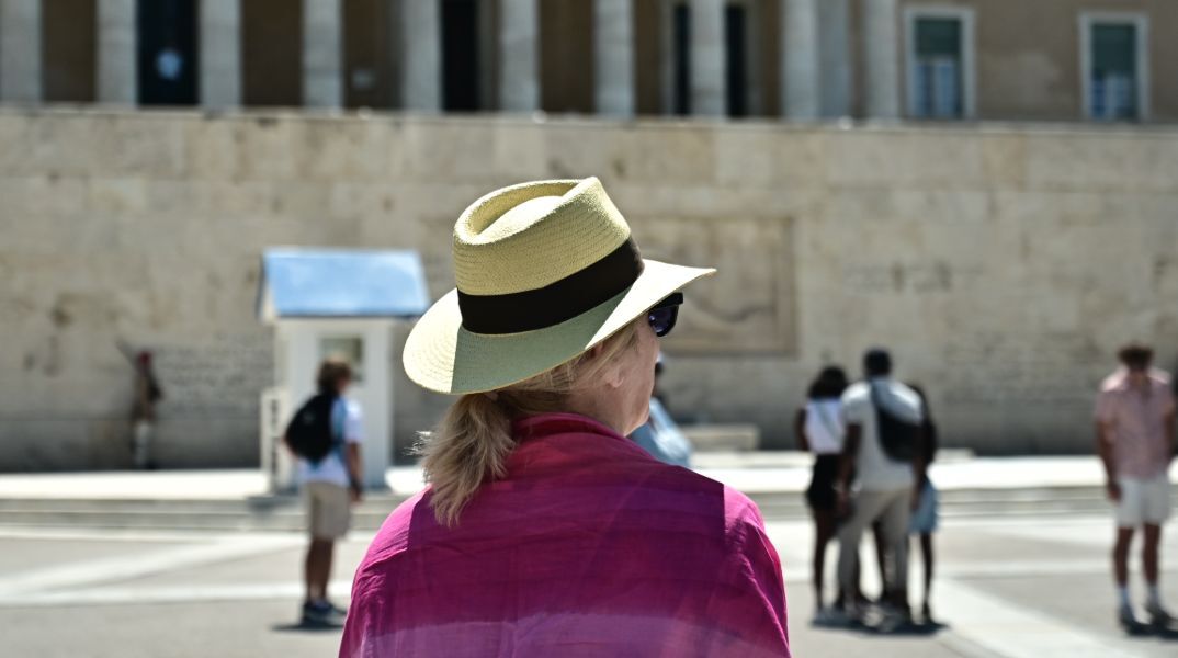 Καιρός: Υποχωρεί ο καύσωνας την Πέμπτη, παραμένουν τα μποφόρ