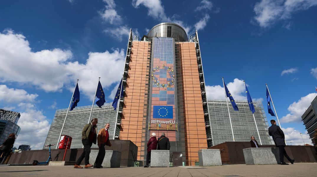 Κομισιόν: Η ΕΕ καλείται να δημιουργήσει αποθέματα τροφίμων, φαρμάκων και υλικών για πανδημίες, φυσικές καταστροφές ή πιθανή στρατιωτική απειλή.