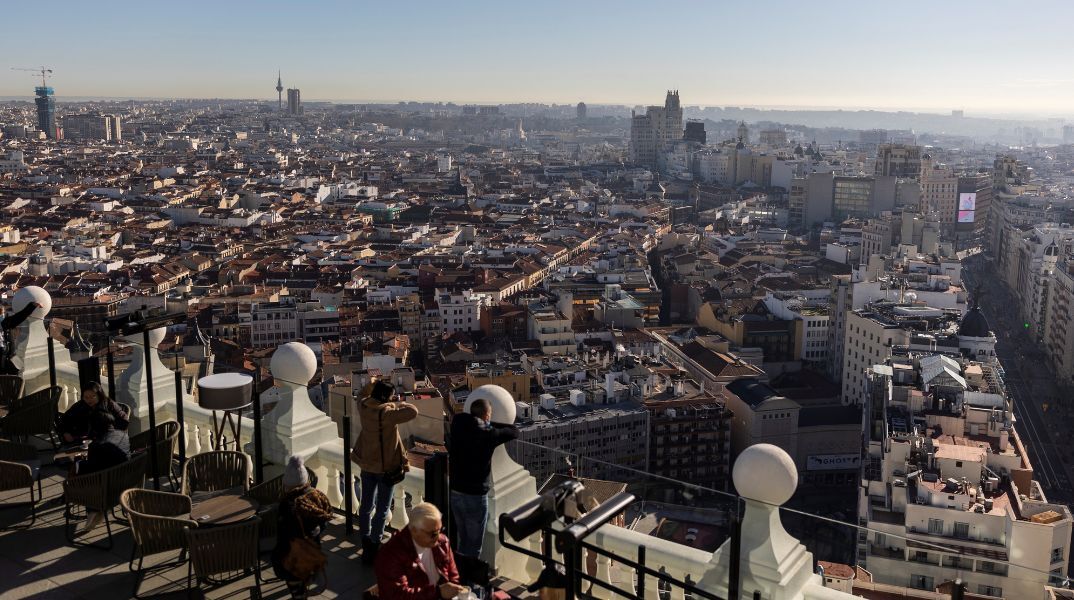 Οικογένεια στη Μαδρίτη πέτυχε δικαστική νίκη απέναντι στον υπερτουρισμό - Κλείνουν 10 διαμερίσματα, αποζημίωση σχεδόν 39.000 ευρώ για παραβίαση ιδιωτικότητας