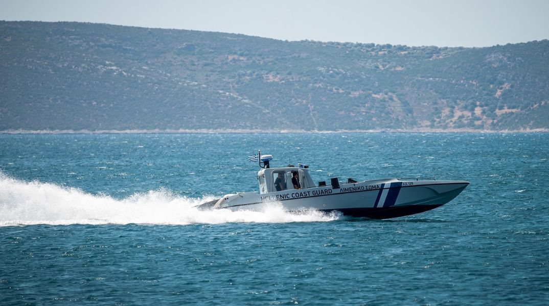 520 μετανάστες διασώθηκαν νότια της Γαύδου και μεταφέρονται στο Λαύριο, μετά από αλλαγή στον αρχικό σχεδιασμό του υπουργείου Ναυτιλίας.