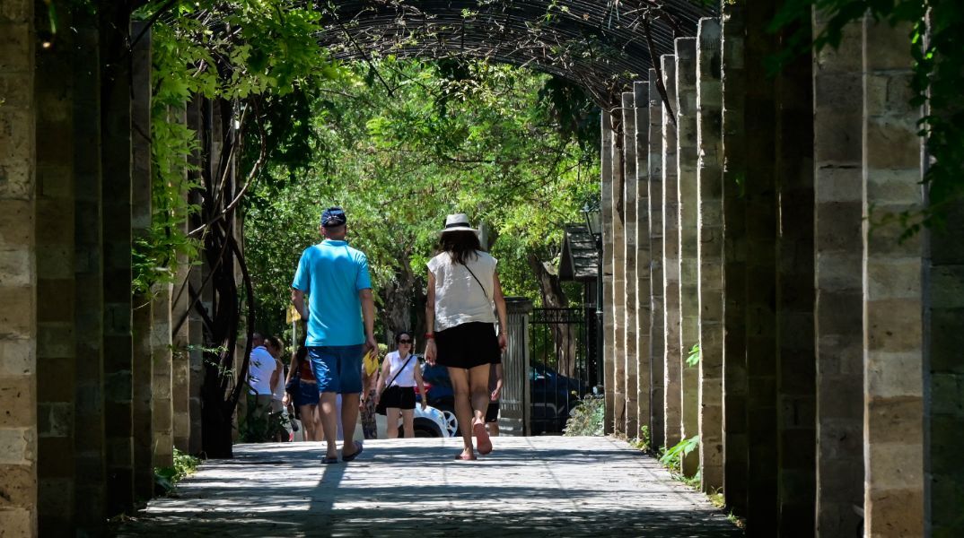 Καιρός: Ανάσα δροσιάς την Παρασκευή - Πέφτει αισθητά η θερμοκρασία 