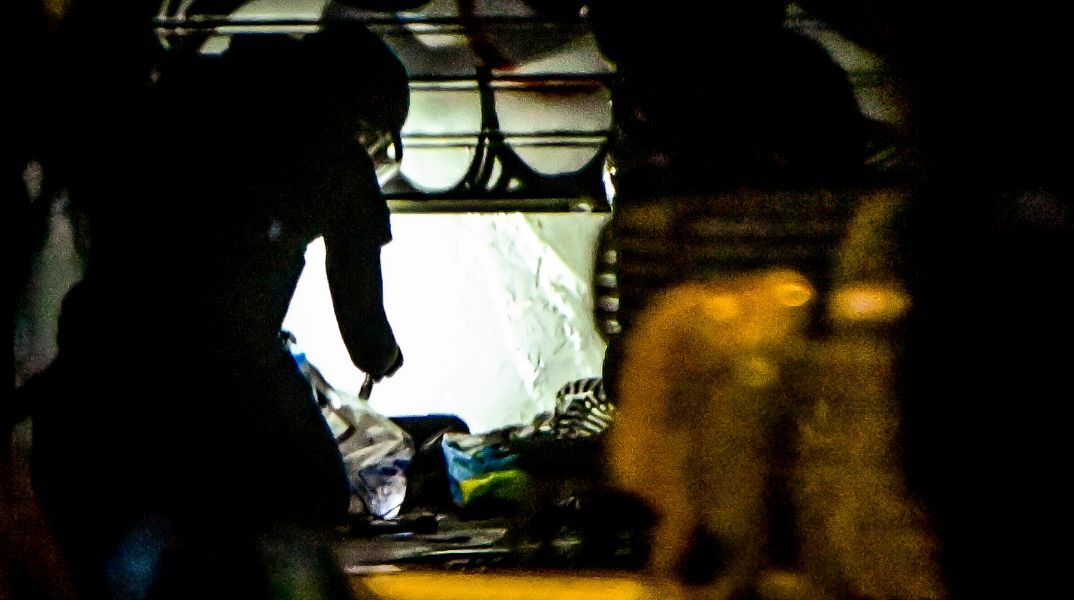 Λήξη συναγερμού στα Εξάρχεια - Ρούχα περιείχε το σακίδιο