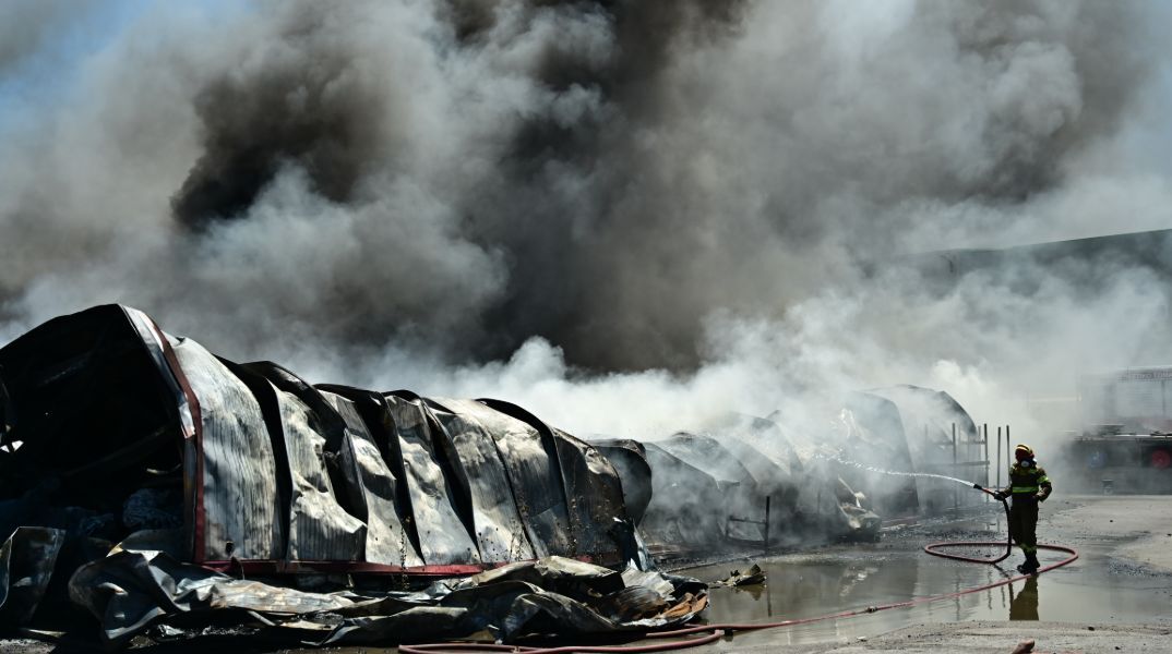 Φωτιά στη Ριτσώνα: Επικίνδυνες ουσίες και μικροσωματίδια στον καπνό που εκπέμπεται -  Πώς να προστατευτείται