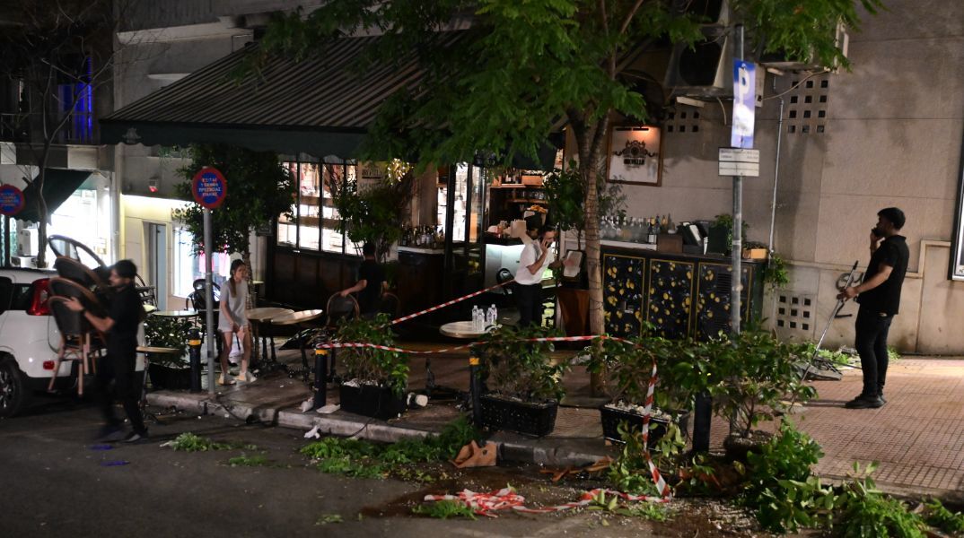 Κολωνάκι: «Αν δεν ήταν το δέντρο θα ήμασταν νεκροί» - Οι σκηνές χάους που ακολούθησαν όταν το τζιπ έπεσε σε εστιατόριο