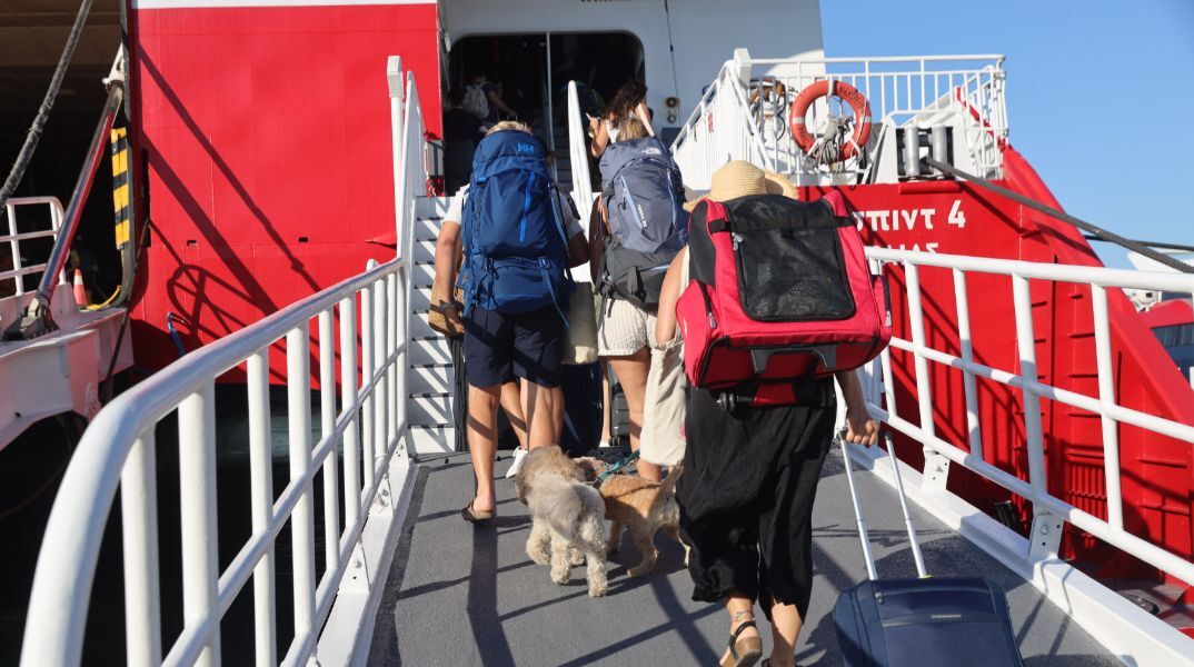 Ταλαιπωρία για 950 επιβάτες που πήγαιναν Αίγινα και Αγκίστρι - Μηχανική βλάβη στο πλοίο που έφευγε από Πειραιά