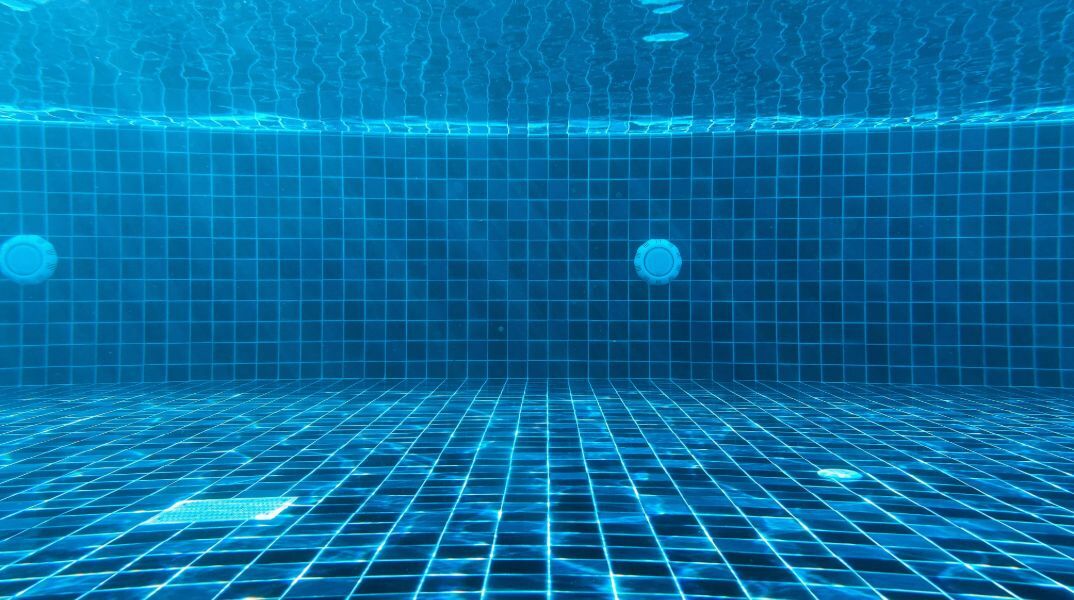 Δράμα: Πώς έσωσαν τον 18χρονο που κινδύνευσε να πνιγεί στην πισίνα - Βρίσκεται προληπτικά στο νοσοκομείο