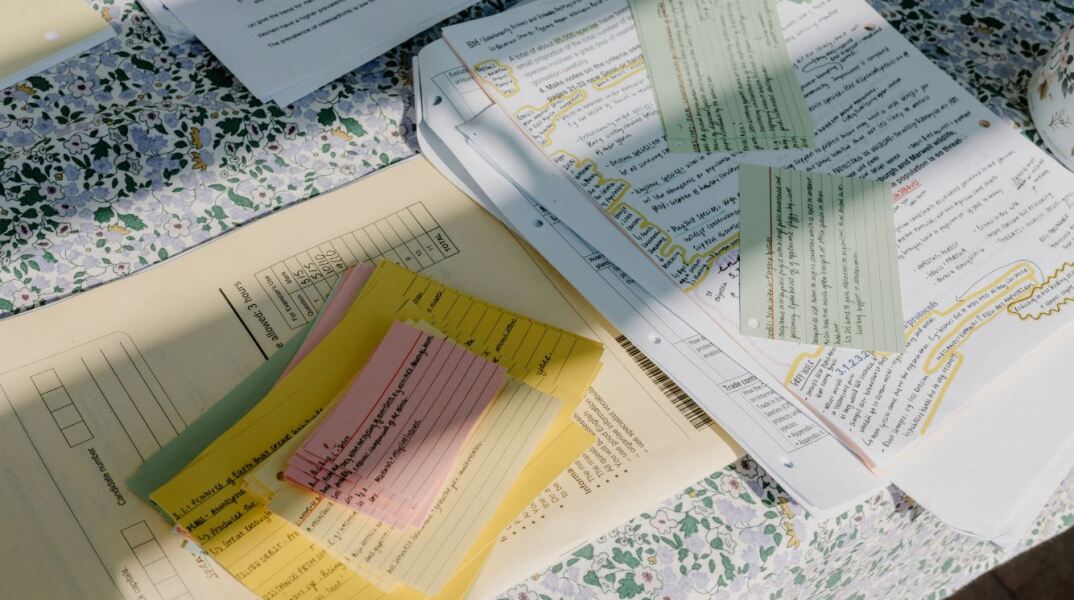 Πώς επιστήμονες προσπαθούν να «χειραγωγήσουν» τις αξιολογήσεις με τη βοήθεια του AI