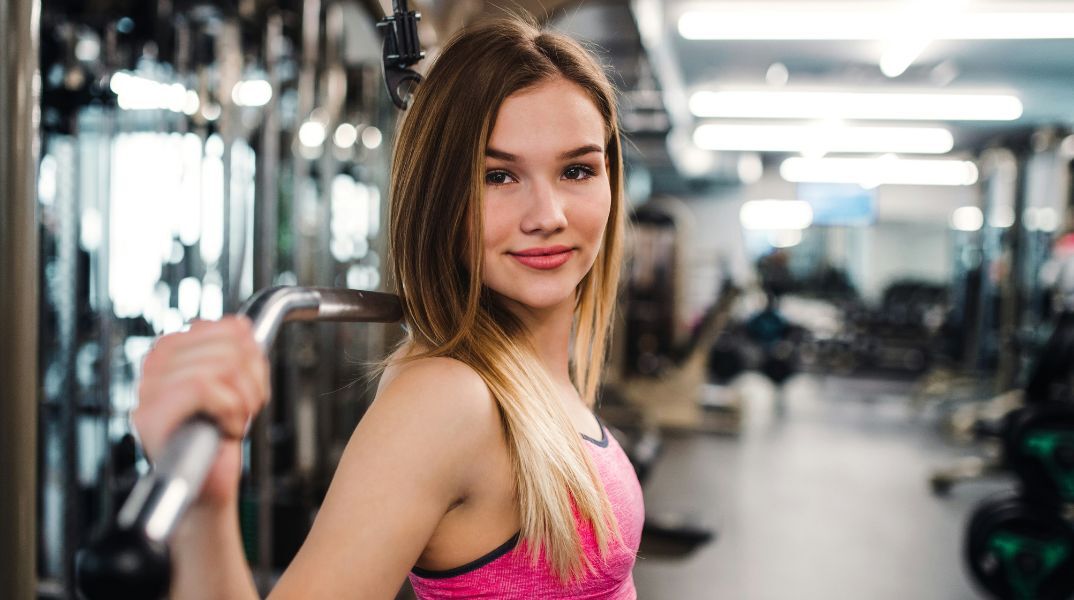 Βρετανία: Γυμναστήριο επιτρέπει μόνο σε γυναίκες 12-24 ετών να προπονούνται μεταξύ 4-7μμ, προκαλώντας οργή για ηλικιακό ρατσισμό και διακρίσεις.