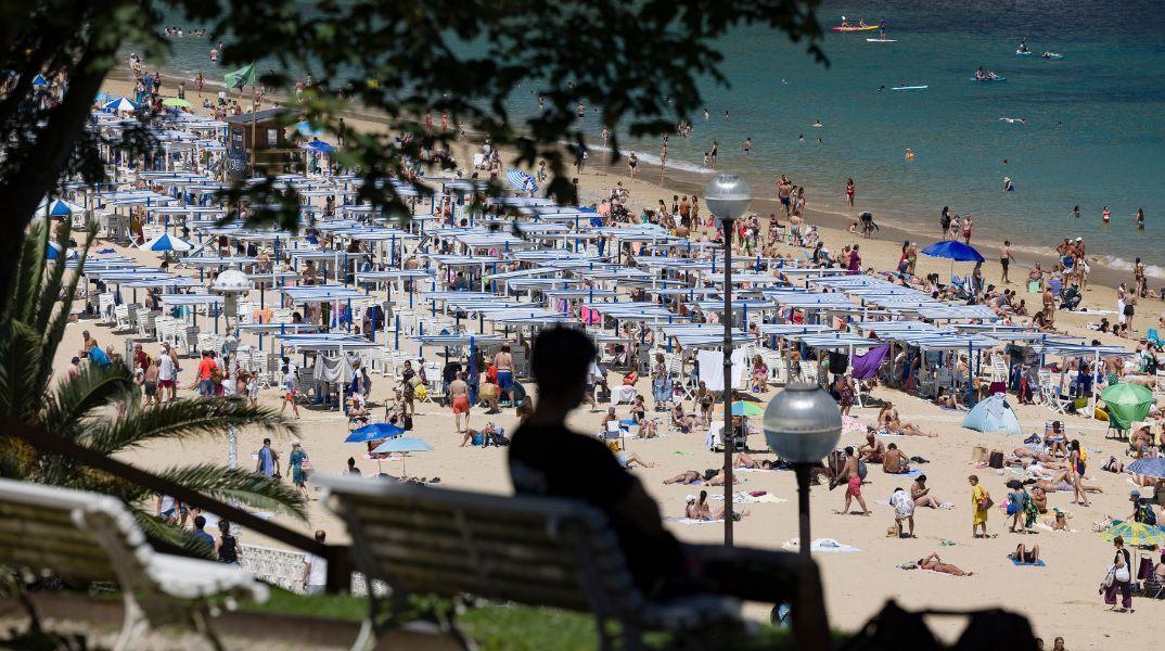 Ο υπερτουρισμός και η αύξηση των τιμών στα θέρετρα της Ισπανίας αναγκάζουν τους ντόπιους να εγκαταλείψουν τις παραλίες για φθηνότερες επιλογές στην ενδοχώρα.