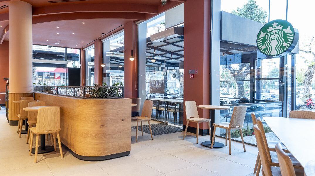 Το ανακαινισμένο κατάστημα Starbucks στη Μιχαλακοπούλου