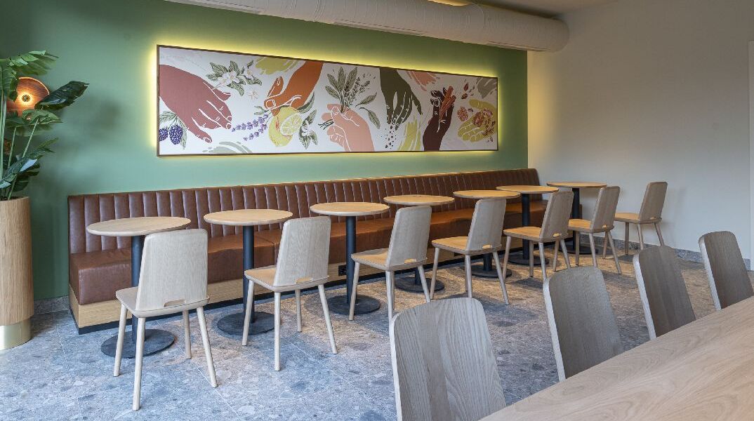 Το ανακαινισμένο κατάστημα Starbucks στο Παλαιό Φάληρο