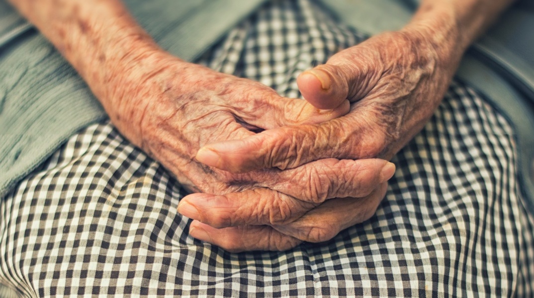 Χέρια ηλικιωμένης γυναίκας