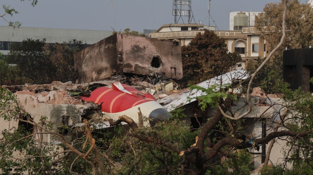 Air India: Πώς έσβησαν οι διακόπτες καυσίμου; Τα ερωτήματα  που δεν έχουν απαντηθεί για την πτώση του Boeing 787