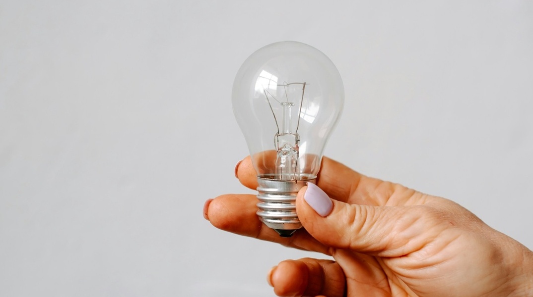 Λάμπα που την κρατά χέρι