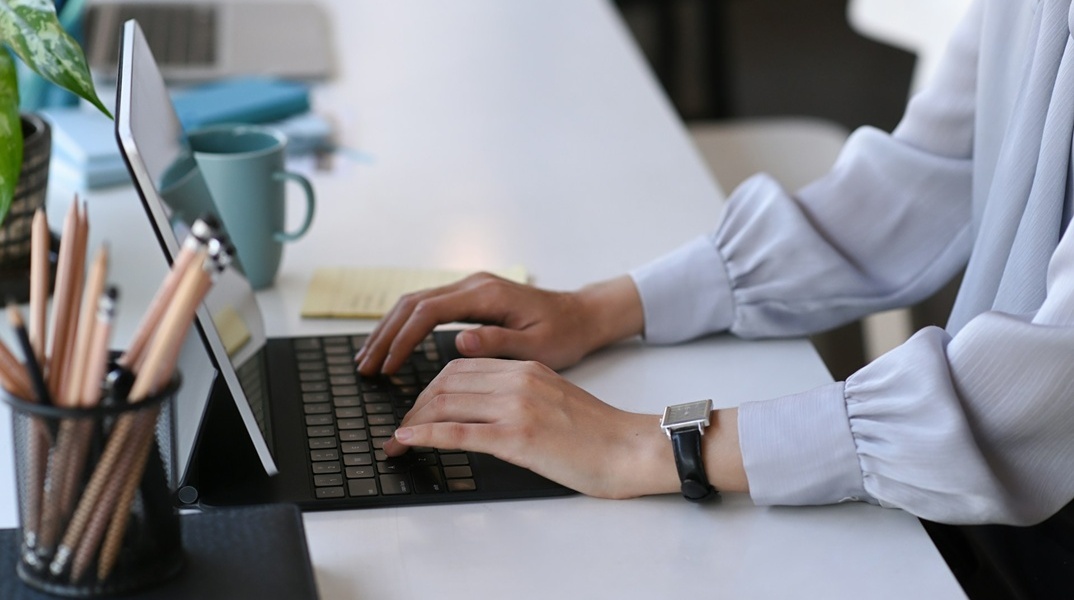 Άτομο γράφει σε PC