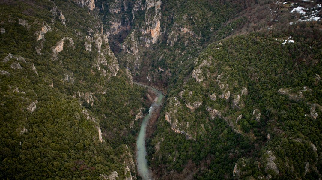 Σε πλήρη εξέλιξη επιχείρηση διάσωσης Αμερικανίδας στο φαράγγι του Βίκου - Έπεσε σε δύσβατο σημείο - Αναμένεται ελικόπτερο για συνδρομή.