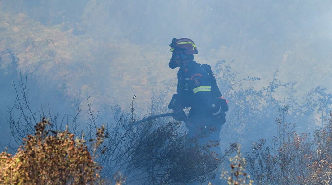 Πυροσβέστης κατά τη διάρκεια κατάσβεσης φωτιάς