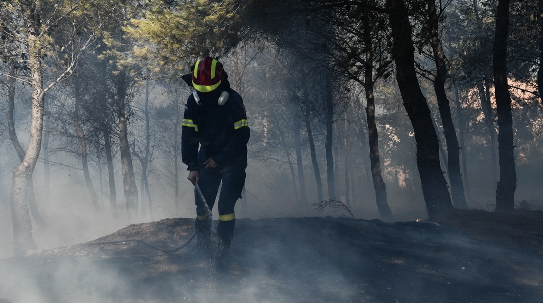 Πυροσβέστης επιχειρεί για την κατάσβεση φωτιάς
