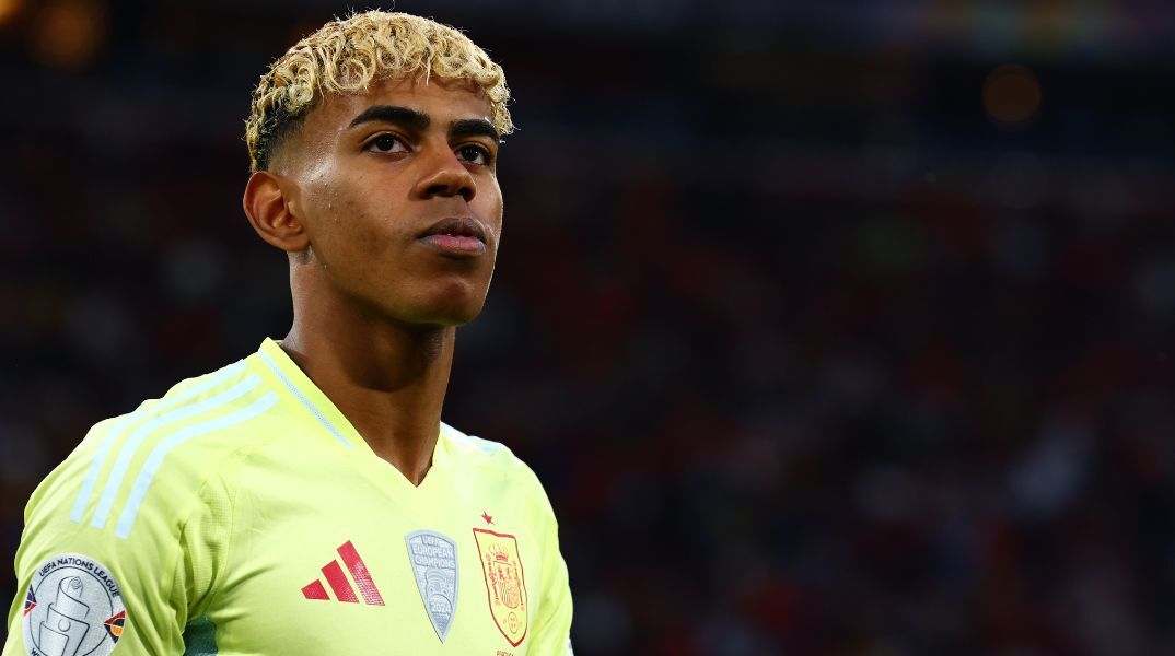 Έρευνα ζητά η Ισπανία για το πάρτι του Λαμίν Γιαμάλ, όπου φέρεται να προσέλαβε άτομα με νανισμό ως διασκέδαση, προκαλώντας αντιδράσεις.