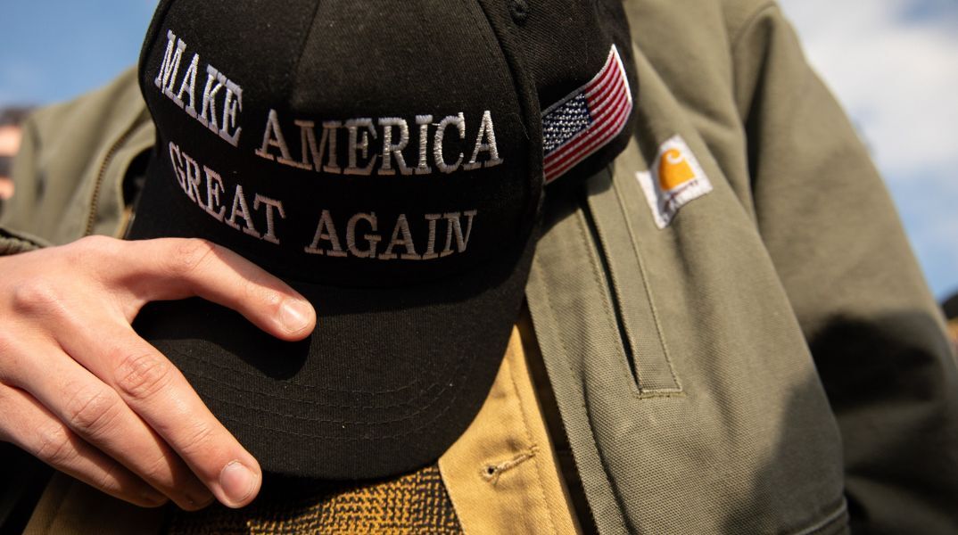 Ο Ντόναλντ Τραμπ στέλνει όπλα στην Ουκρανία μέσω ΝΑΤΟ - Οργή στο MAGA, με Γκριν και Μπάνον να μιλούν για «προδοσία» της αντιπολεμικής του στάσης.